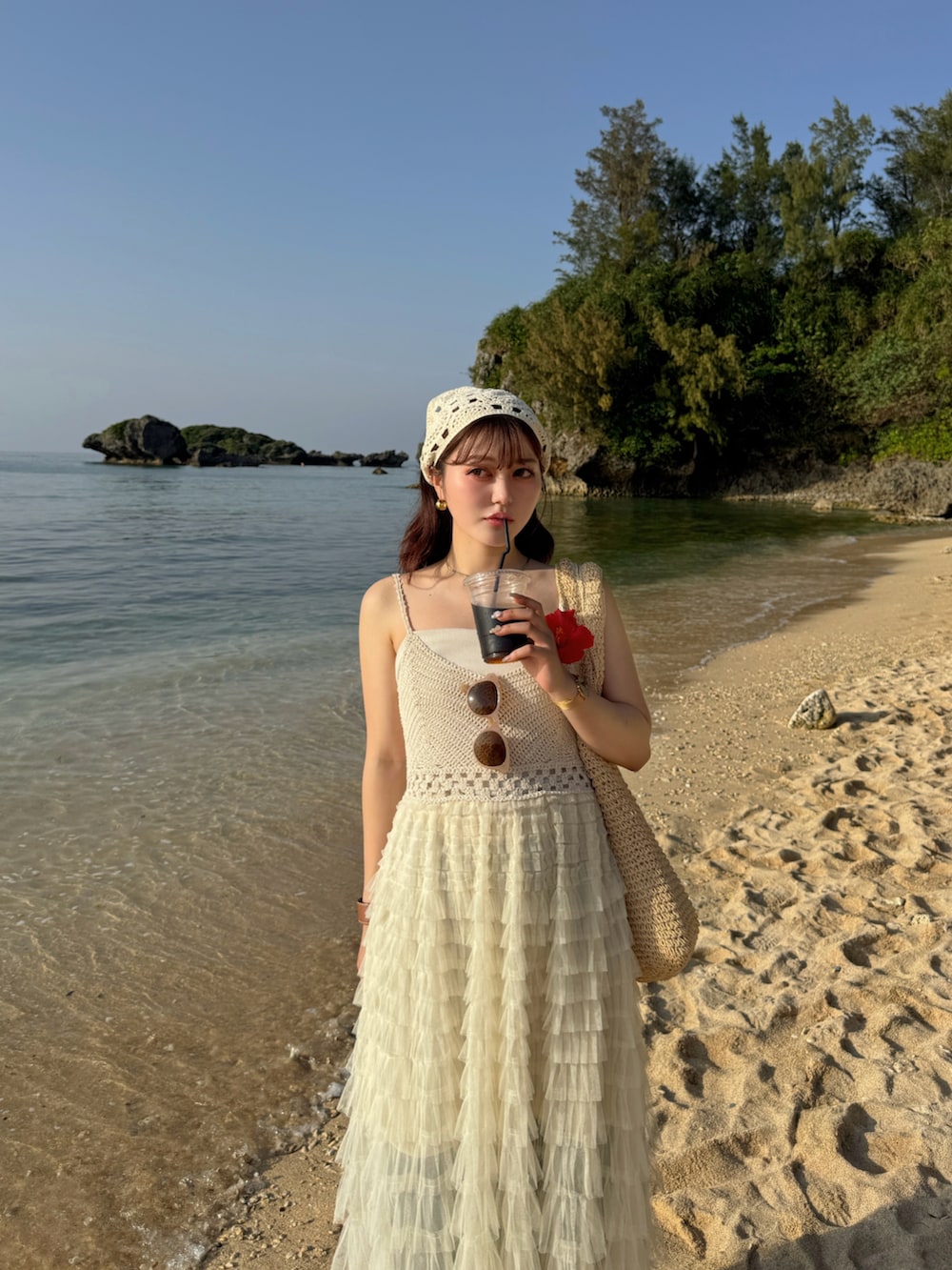 ホワイト系の水着を着用したレディースの夏コーディネートの2枚目の写真