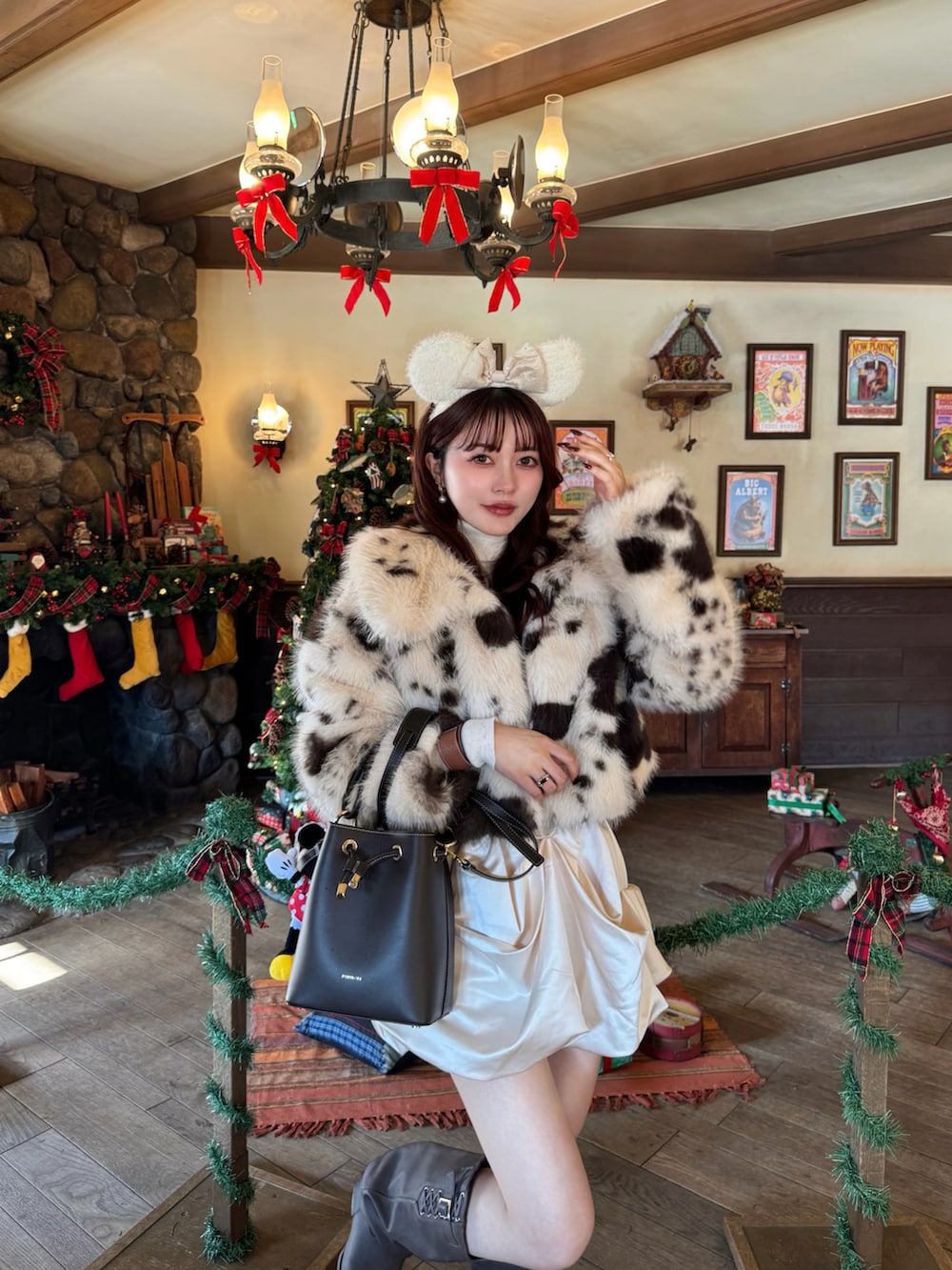 ホワイト系のスカート、ベージュ系のその他アウター、ブラウン系のブーツを着用したレディースの冬コーディネートの2枚目の写真