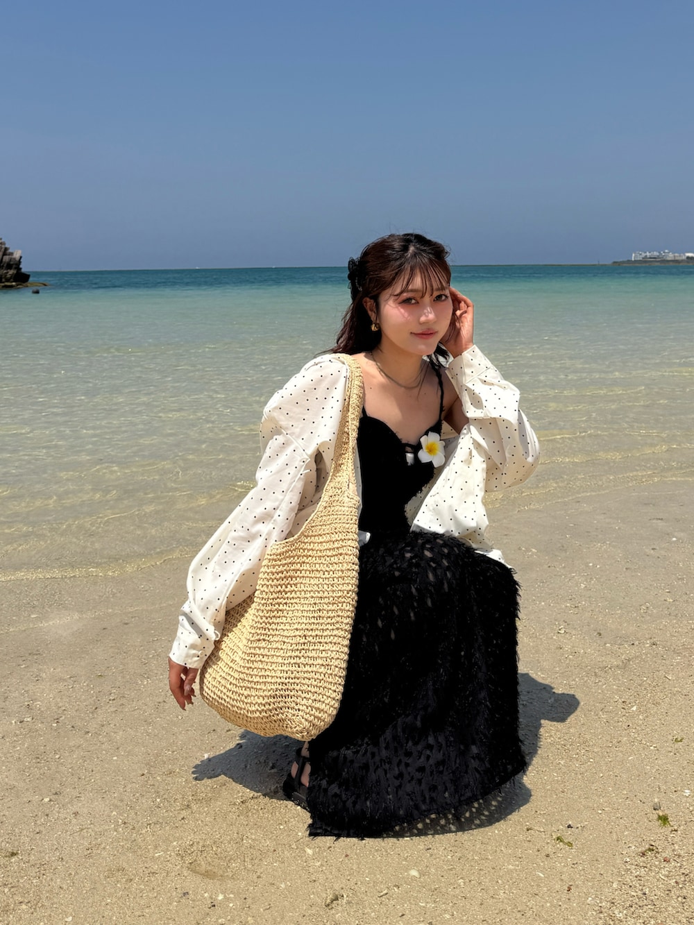 ブラック系のスカート、ブラック系のTシャツ/カットソー、ホワイト系のシャツ/ブラウスを着用したレディースの春コーディネートの2枚目の写真