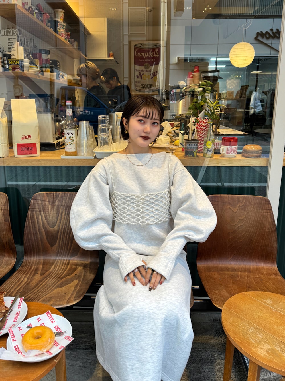 ホワイト系のその他トップス、ベージュ系のワンピース、ブラック系のブーツを着用したレディースの冬コーディネートの3枚目の写真