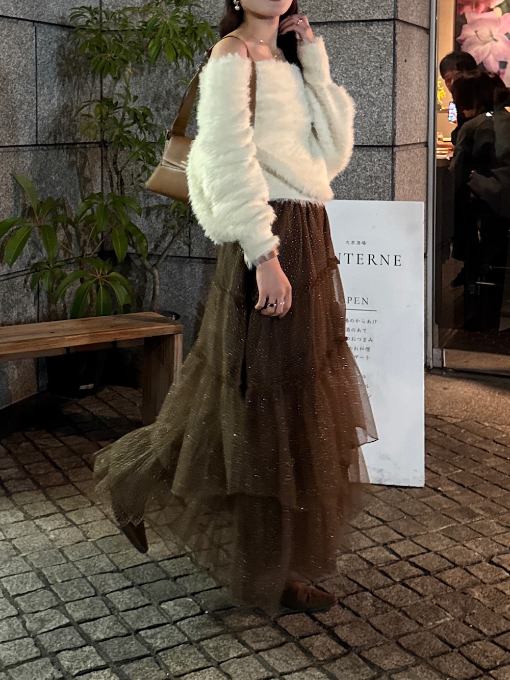 ホワイト系のその他アウター、ブラウン系のショルダーバッグ、ブラウン系のスカートを着用したレディースの秋コーディネートの4枚目の写真