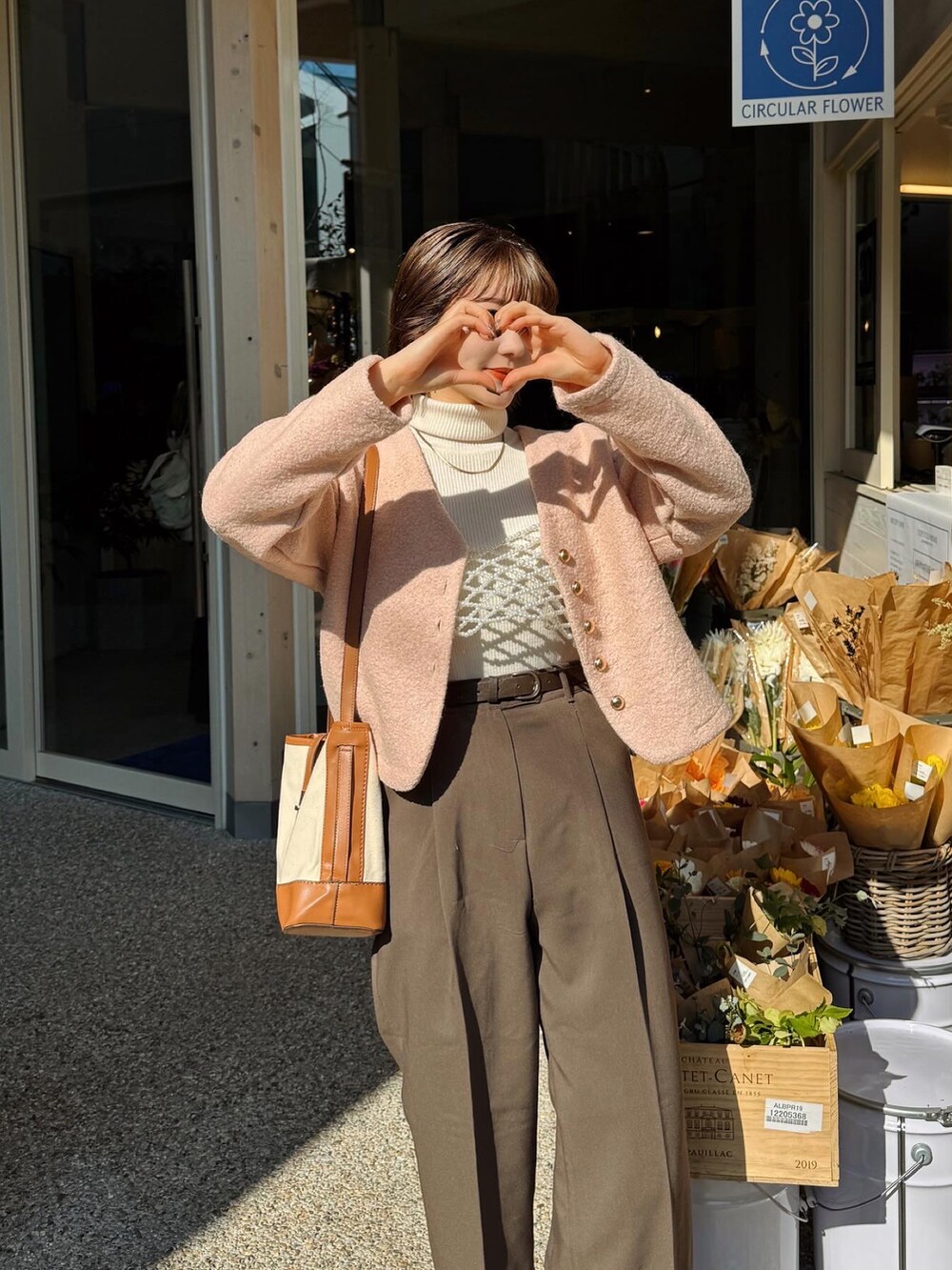 ホワイト系のその他トップスを着用したレディースの冬コーディネートの3枚目の写真