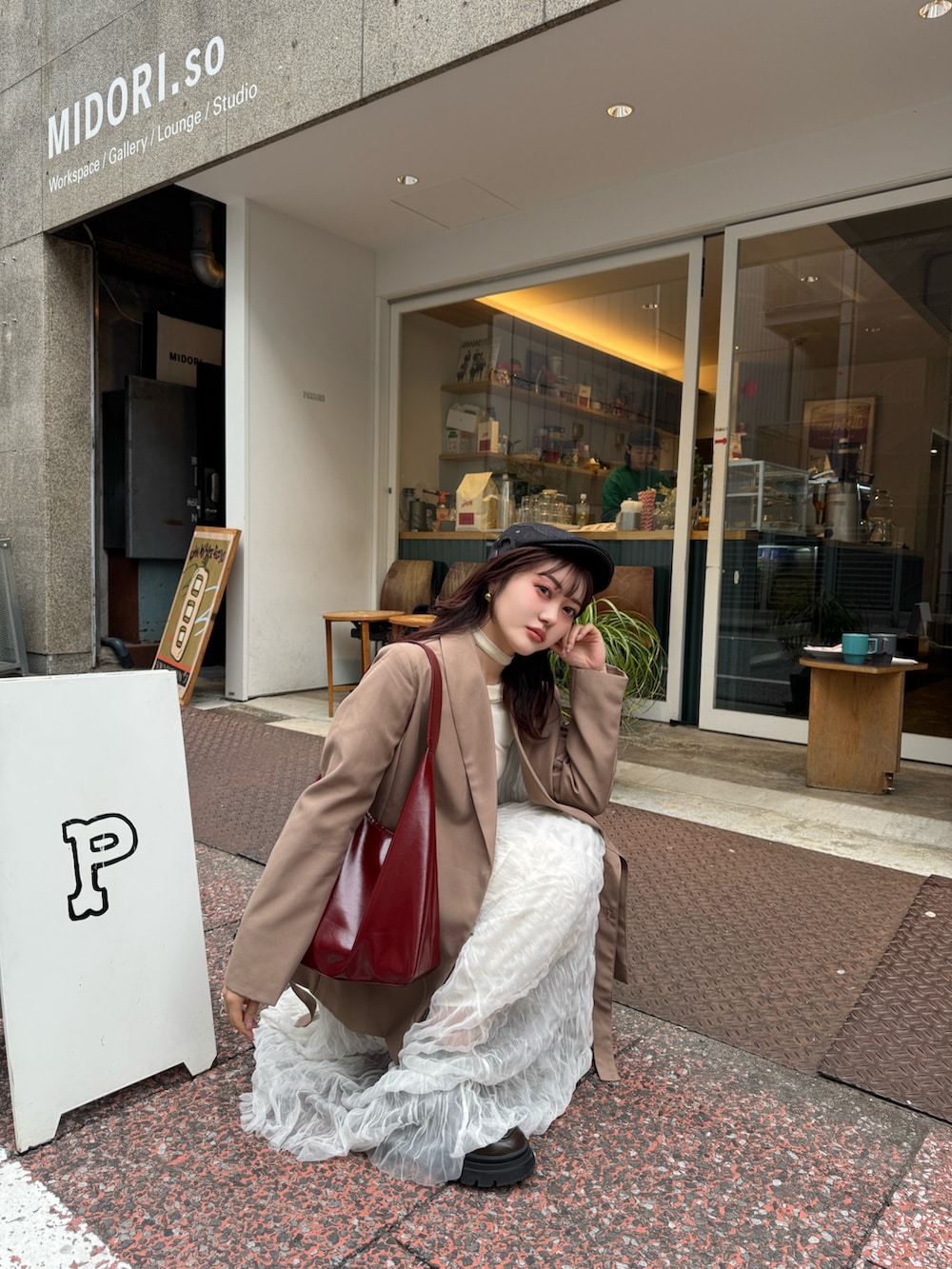 ホワイト系のスカート、ブラウン系のテーラードジャケット、ホワイト系のTシャツ/カットソーを着用したレディースの春コーディネートの3枚目の写真