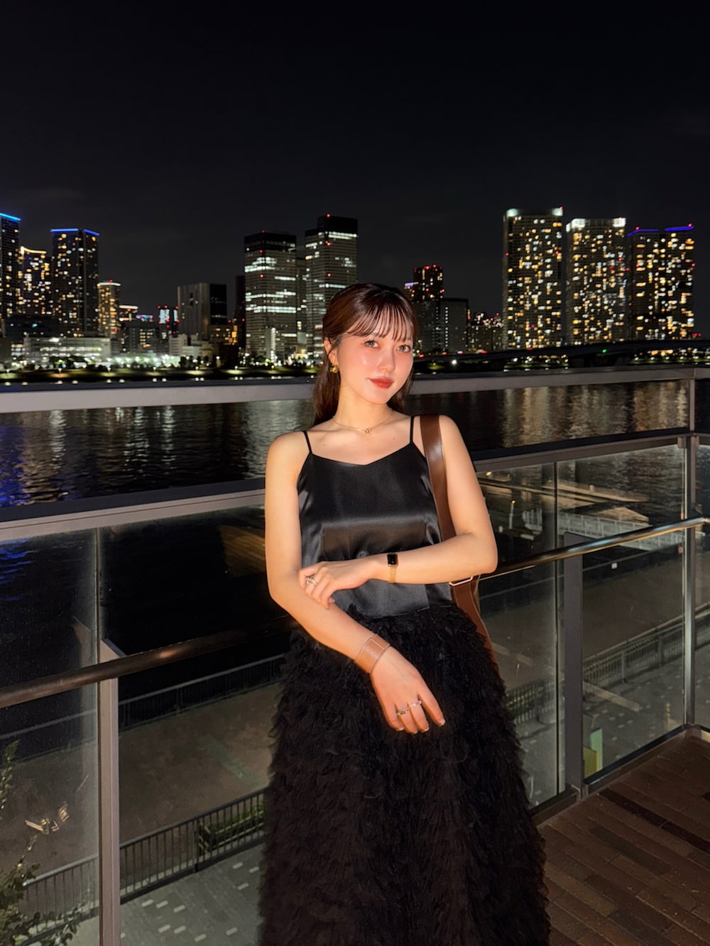 ブラウン系のショルダーバッグ、ブラック系のドレス、シルバー系のパンプスを着用したレディースの夏コーディネートの3枚目の写真