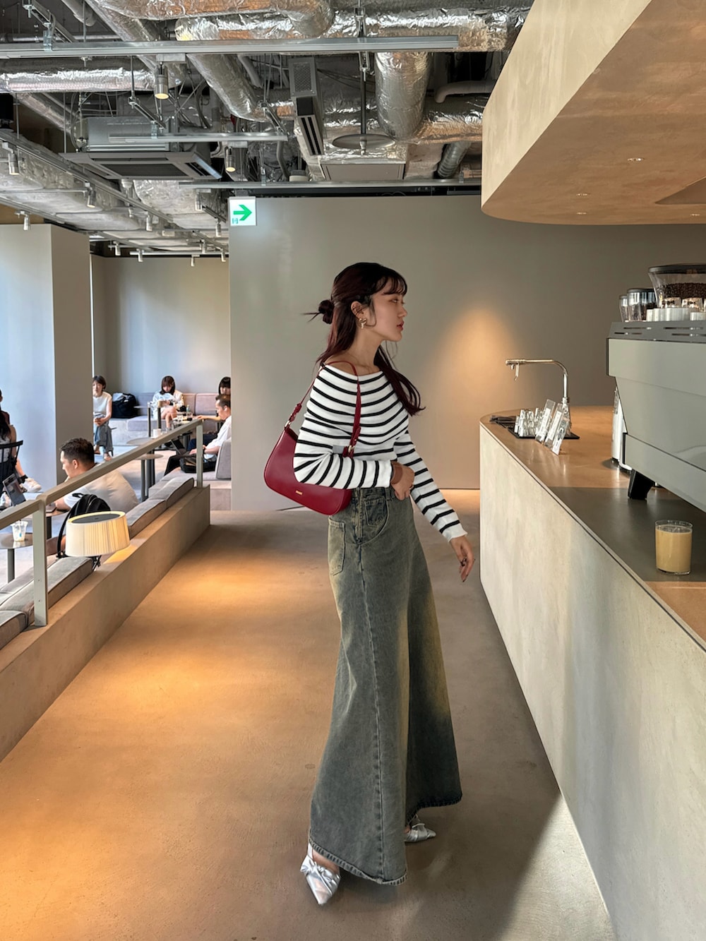 ベージュ系のTシャツ/カットソー、ブルー系のデニムスカートを着用したレディースの秋コーディネートの4枚目の写真