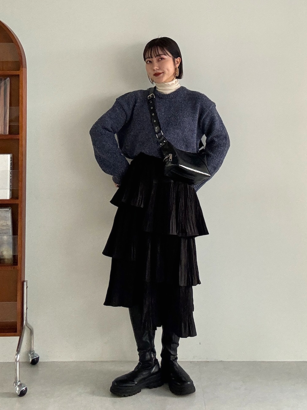 グレー系のカーディガン/ボレロ、ブラック系のブーツを着用したレディースの冬コーディネートの4枚目の写真