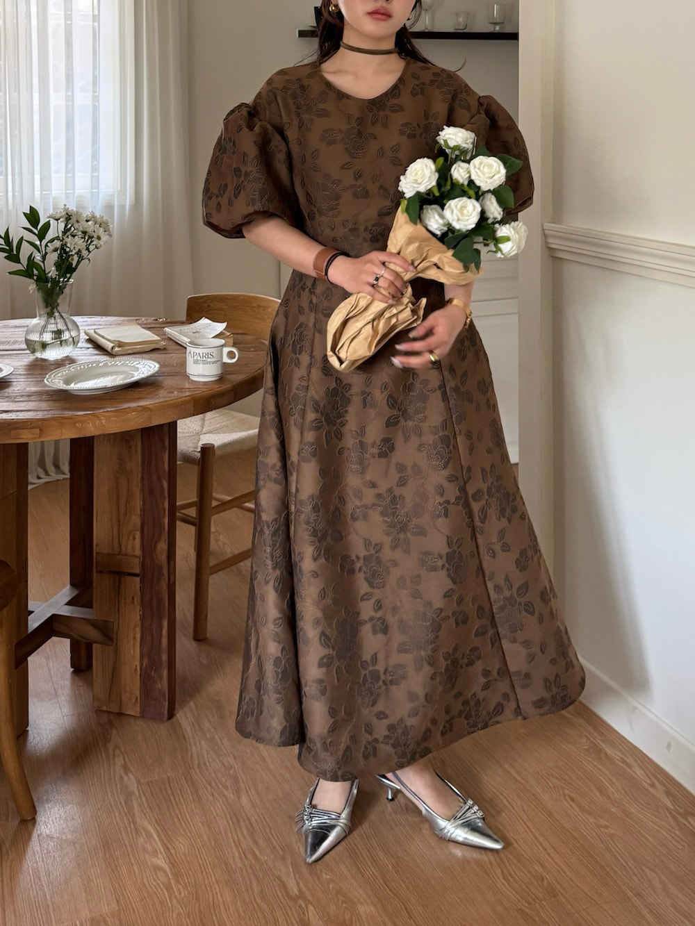 ブラウン系のワンピースを着用したレディースの春コーディネートの2枚目の写真