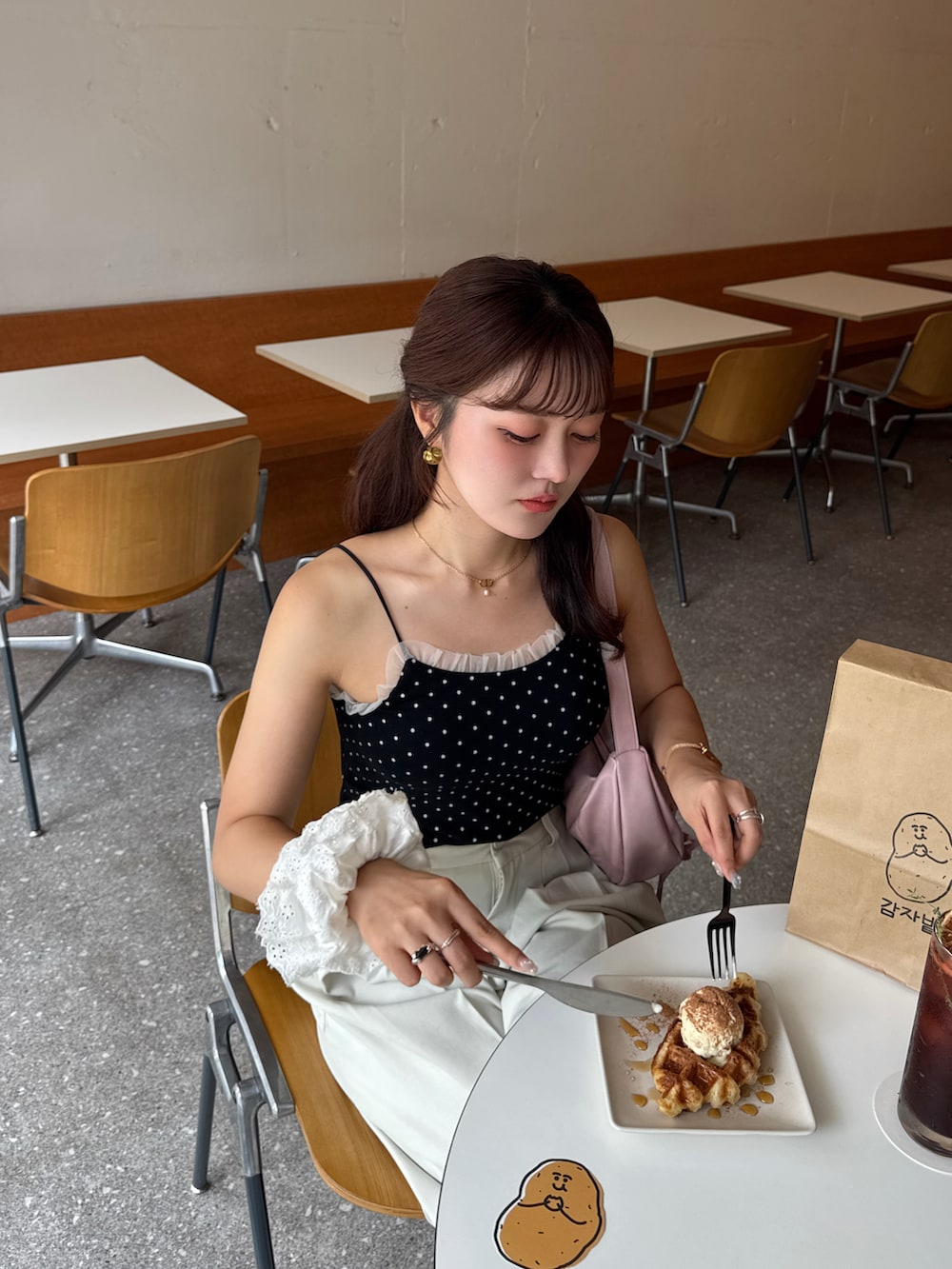 ブラック系のキャミソール、シルバー系のパンプスを着用したレディースの夏コーディネートの5枚目の写真