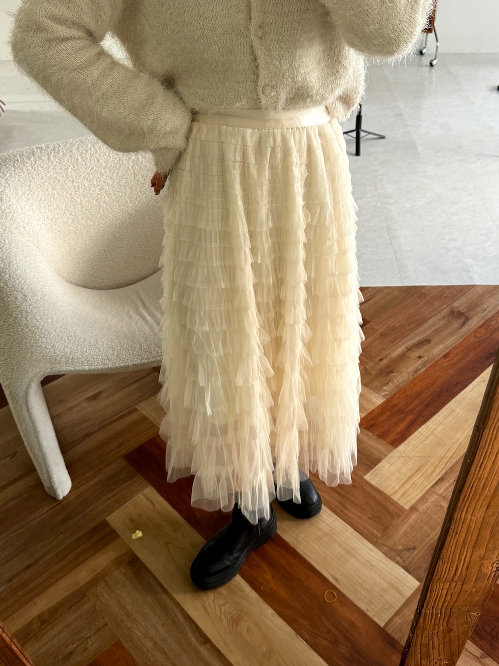 ブラック系のブーツを着用したレディースの冬コーディネートの3枚目の写真