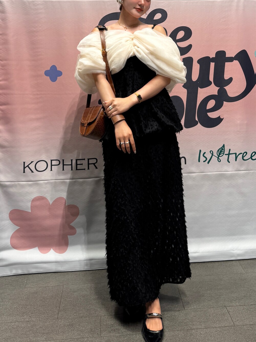 ホワイト系のシャツ/ブラウス、ブラック系のパンプスを着用したレディースの夏コーディネートの5枚目の写真