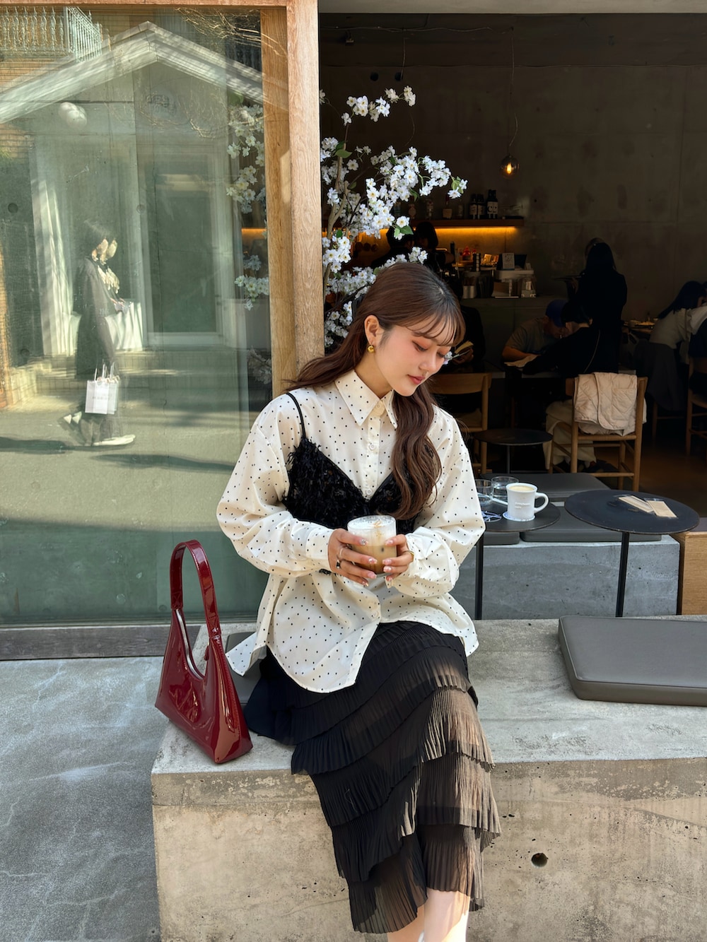 ホワイト系のシャツ/ブラウス、レッド系のハンドバッグ、ブラック系のスカートを着用したレディースの春コーディネートの2枚目の写真