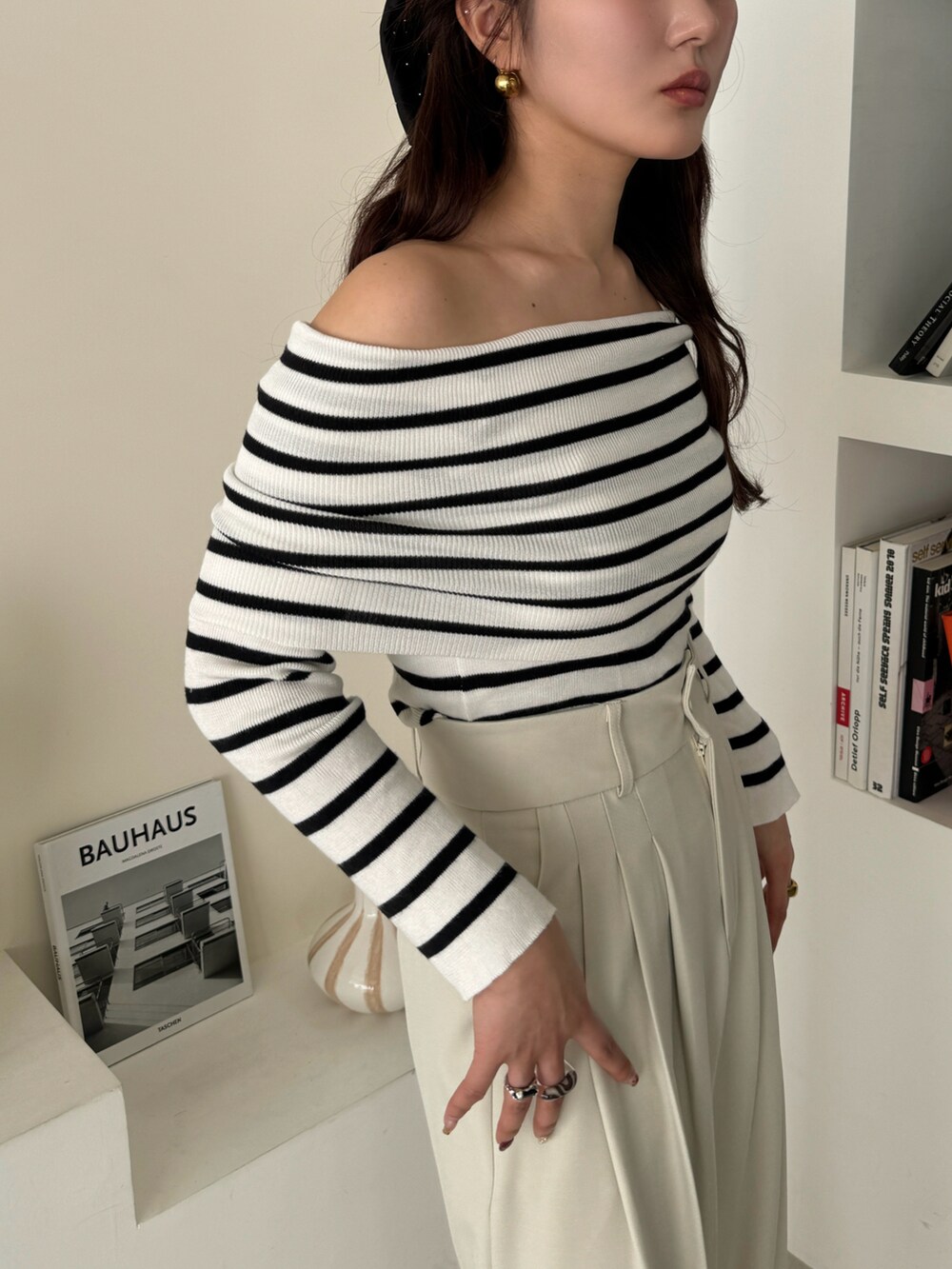 ベージュ系のTシャツ/カットソーを着用したレディースの冬コーディネートの4枚目の写真