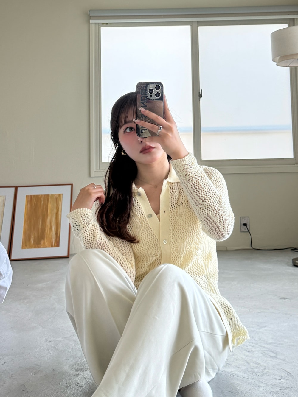 ホワイト系のポロシャツを着用したレディースの夏コーディネートの3枚目の写真