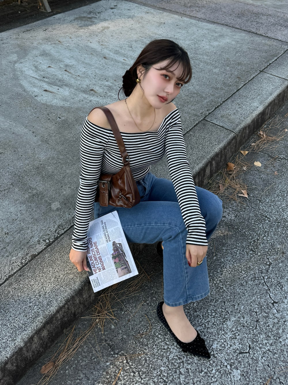 ブラック系のTシャツ/カットソーを着用したレディースの冬コーディネートの2枚目の写真