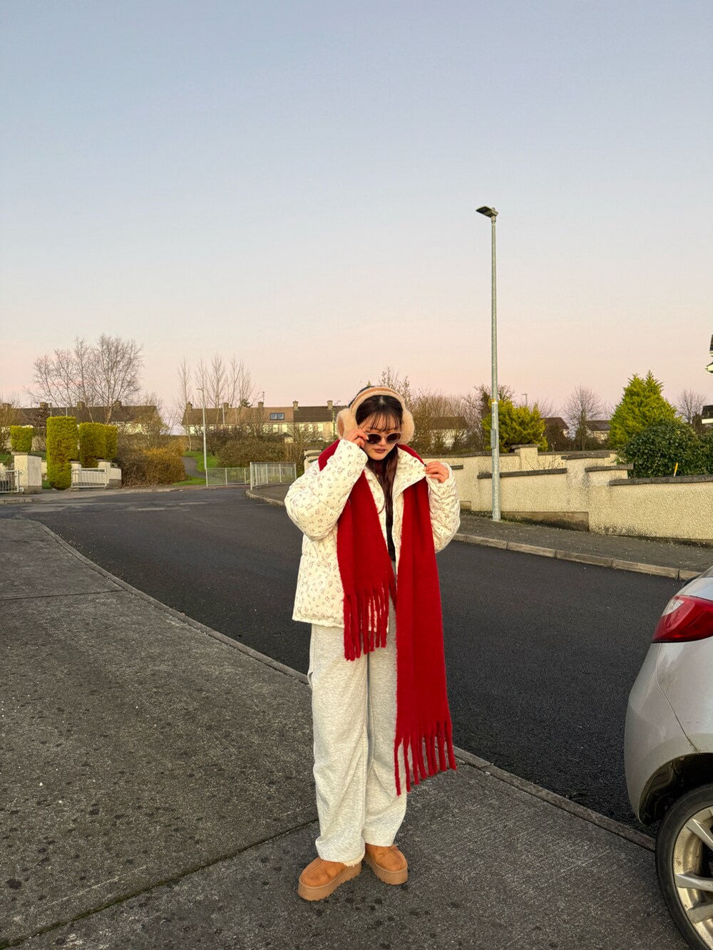 その他のダウンジャケット/コート、グレー系のスウェットパンツ、レッド系のマフラーを着用したレディースの冬コーディネートの4枚目の写真