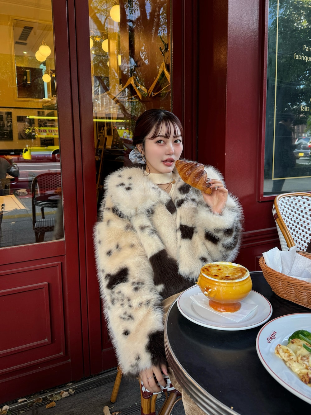 ベージュ系のその他アウターを着用したレディースの秋コーディネートの3枚目の写真