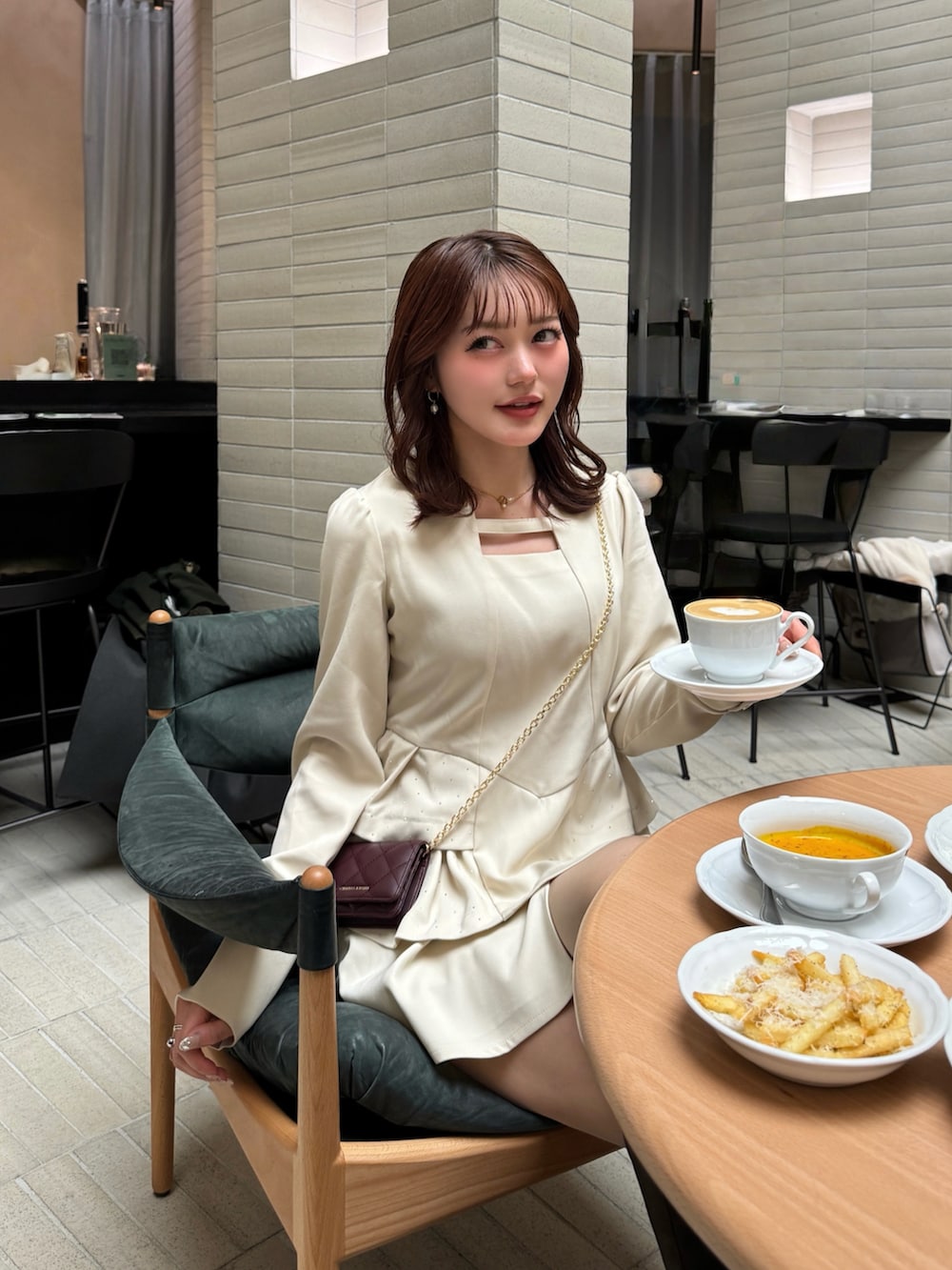 ホワイト系のTシャツ/カットソー、ホワイト系のスカートを着用したレディースの冬コーディネートの4枚目の写真