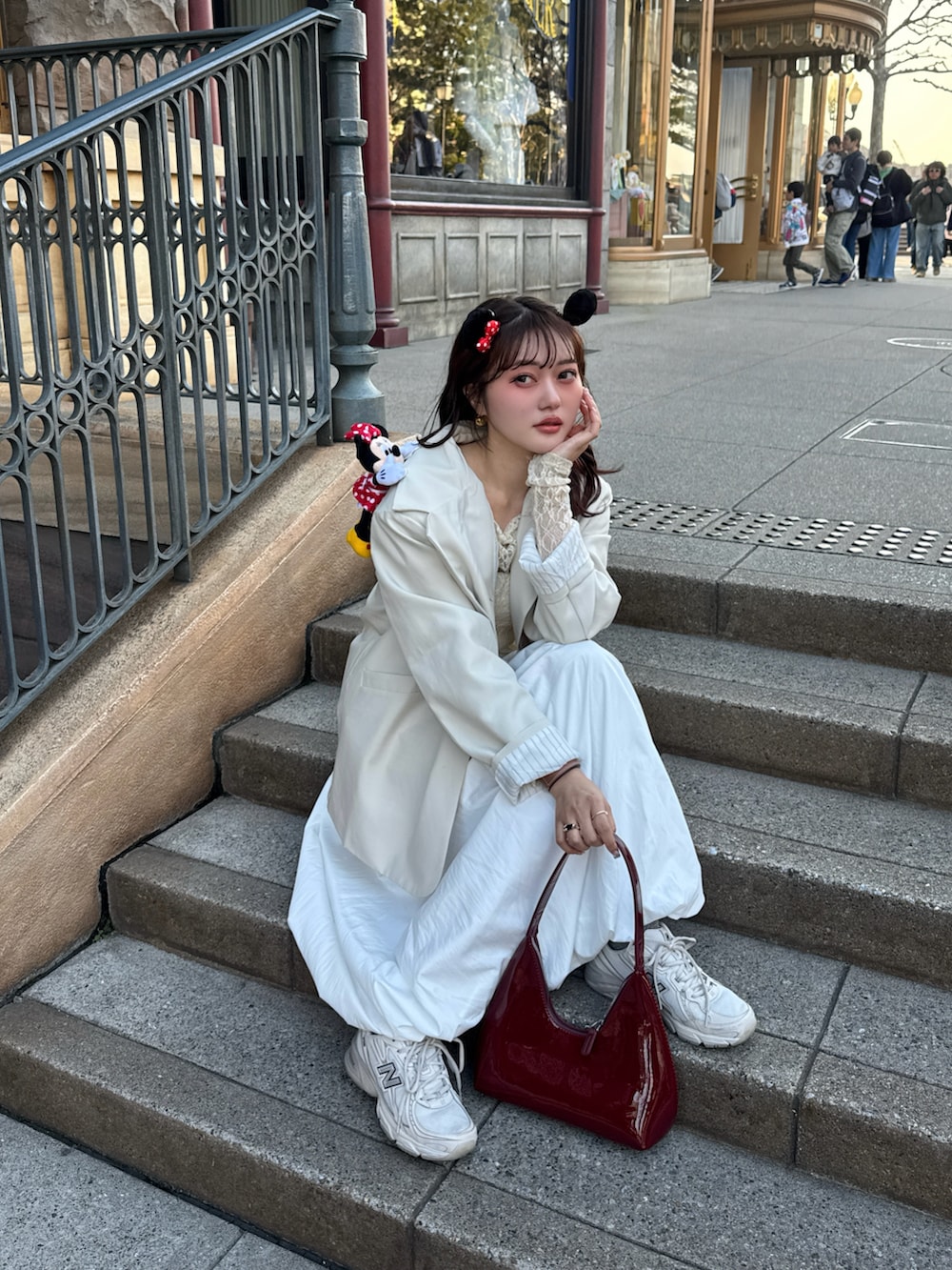 レッド系のハンドバッグ、ホワイト系のテーラードジャケット、ホワイト系のTシャツ/カットソーを着用したレディースの春コーディネートの4枚目の写真