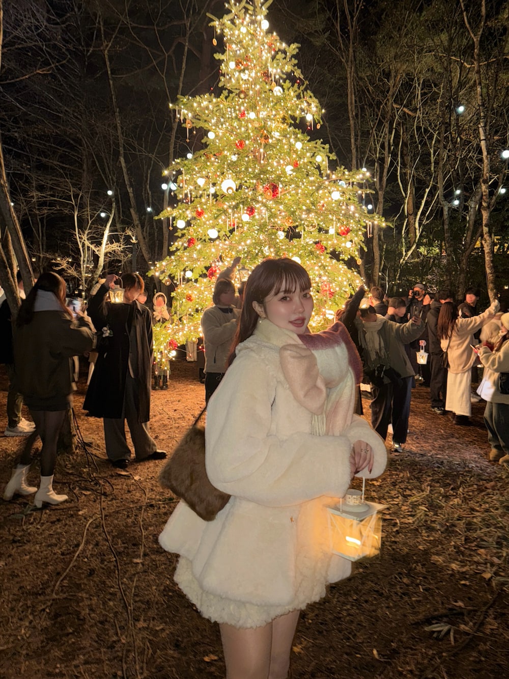 ホワイト系のその他アウター、ピンク系のマフラーを着用したレディースの冬コーディネートの3枚目の写真