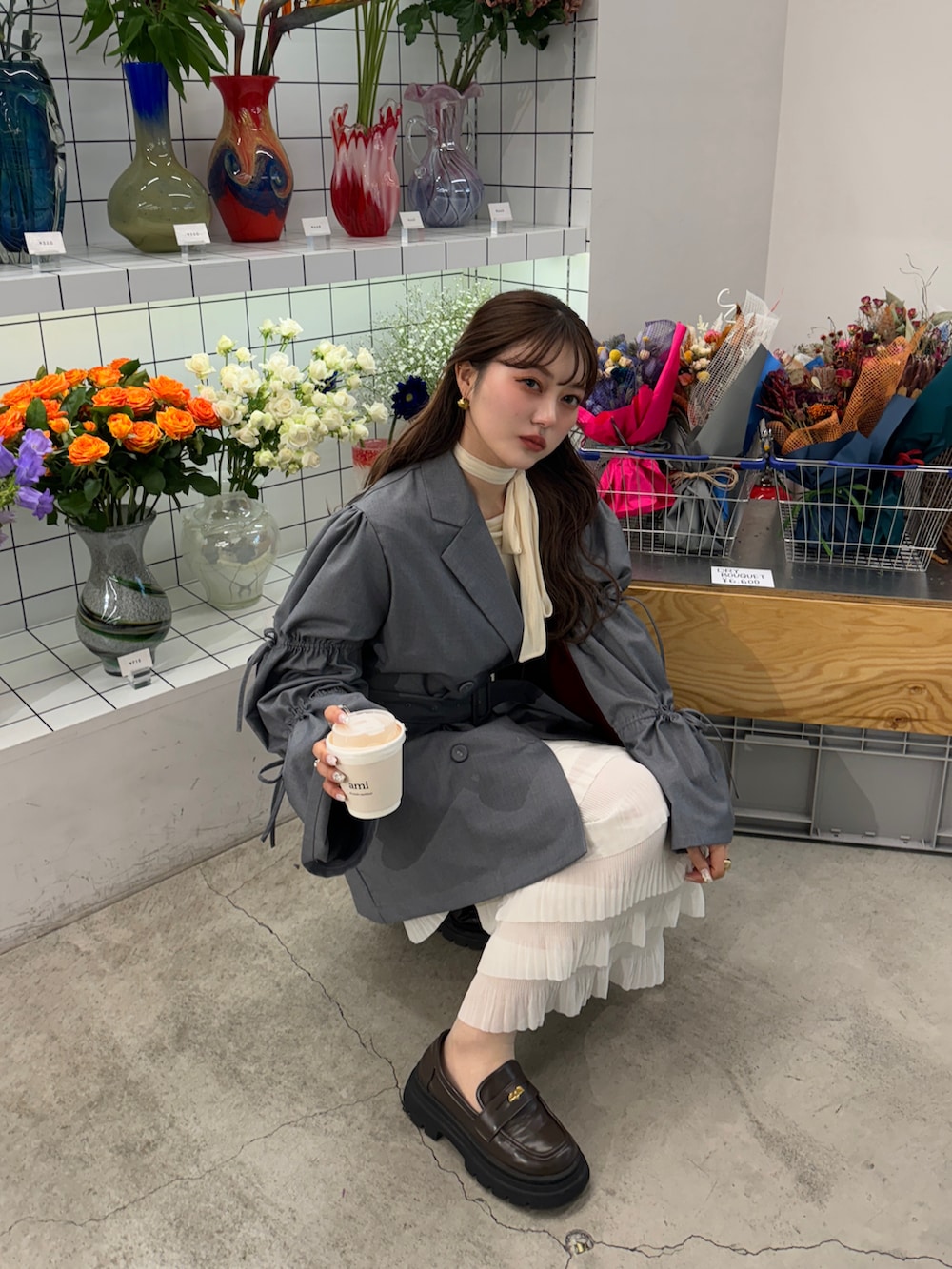 グレー系のテーラードジャケット、レッド系のショルダーバッグを着用したレディースの冬コーディネートの3枚目の写真