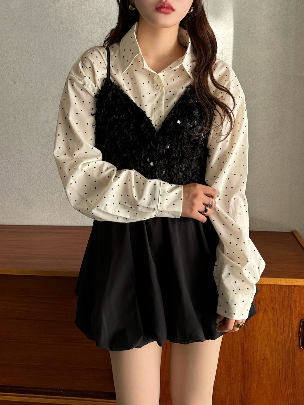 ホワイト系のシャツ/ブラウス、ホワイト系のスカートを着用したレディースの春コーディネートの4枚目の写真