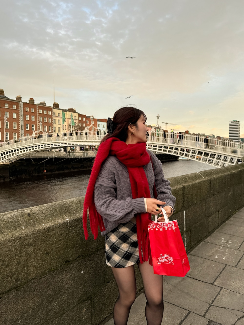 ホワイト系のジャケット/アウター、イエロー系のブーツ、レッド系のハンドバッグを着用したレディースの冬コーディネートの5枚目の写真