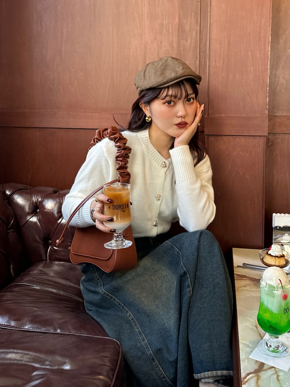 ベージュ系のニット/セーターを着用したレディースの秋コーディネートの4枚目の写真