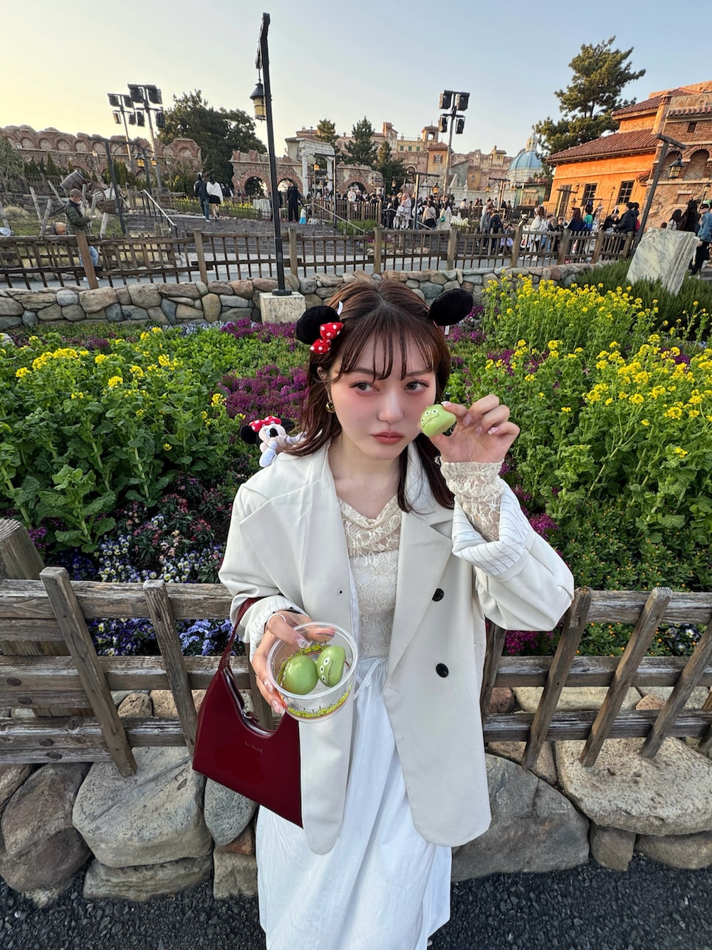 レッド系のハンドバッグ、ホワイト系のテーラードジャケット、ホワイト系のTシャツ/カットソーを着用したレディースの春コーディネートの3枚目の写真