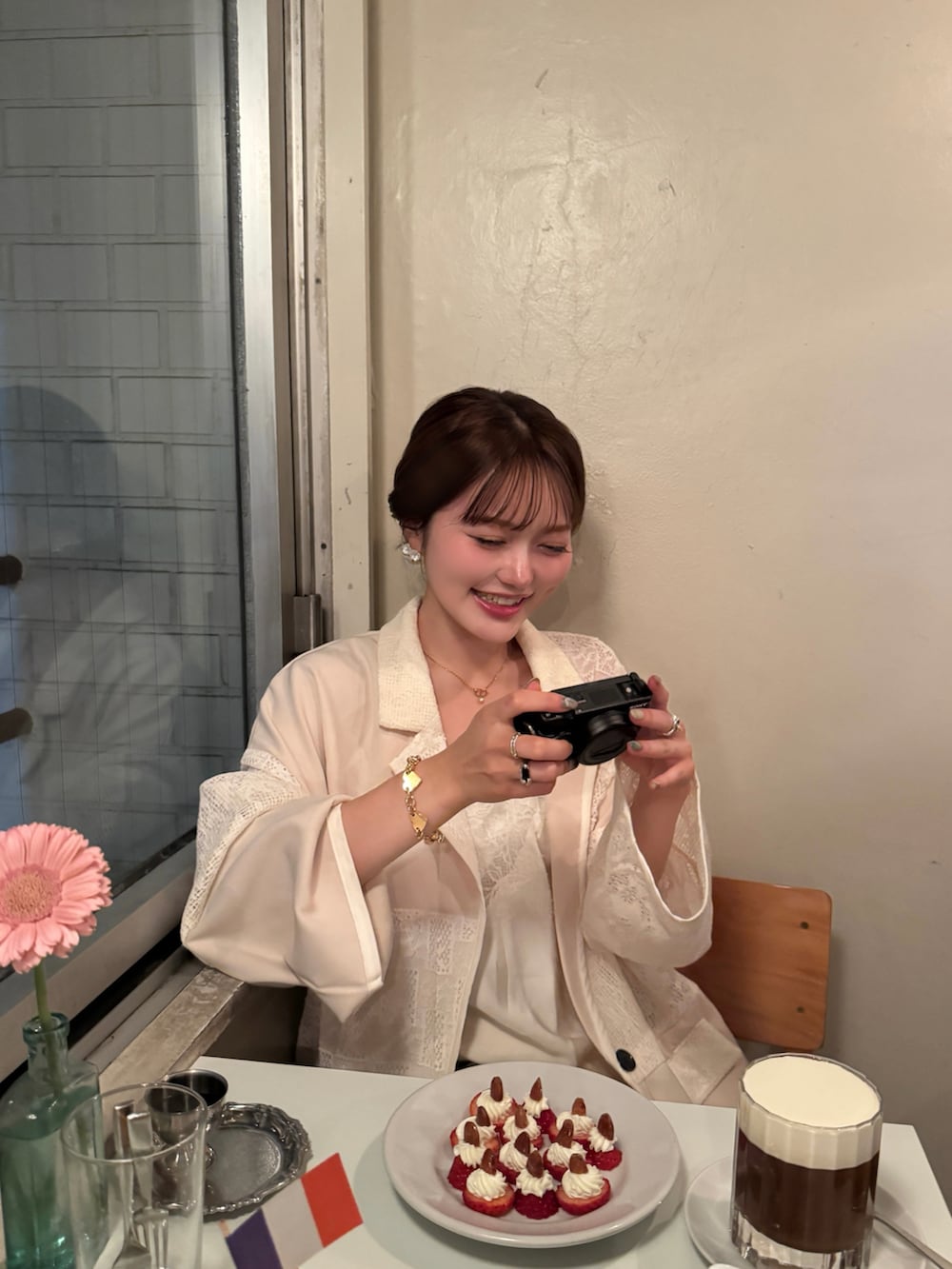 ホワイト系のテーラードジャケット、ブラウン系のブーツを着用したレディースの春コーディネートの5枚目の写真