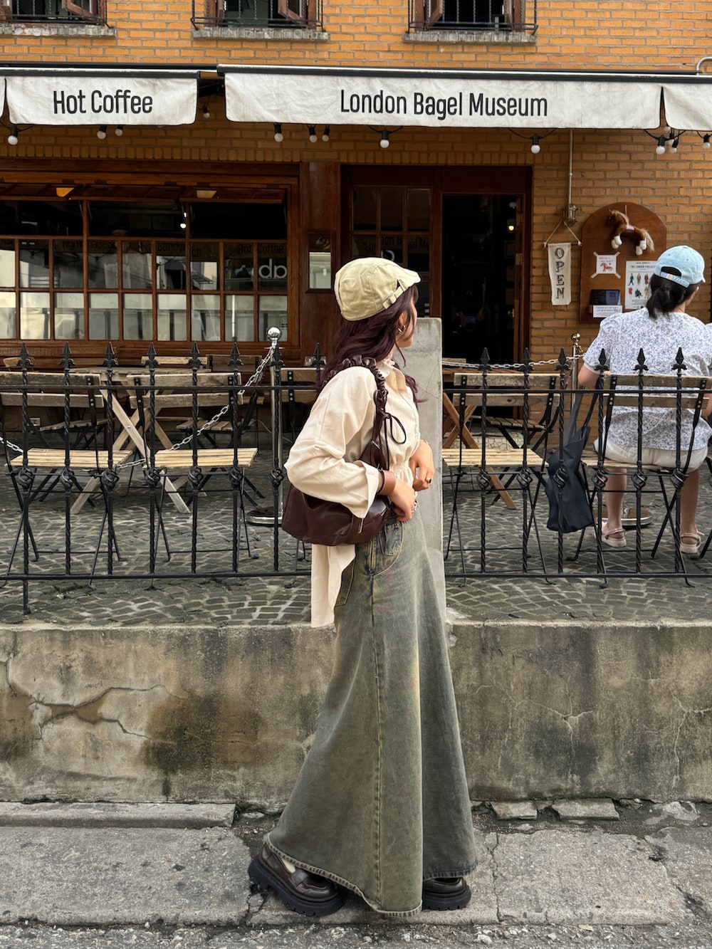 ベージュ系のシャツ/ブラウス、ブラウン系のハンドバッグ、ベージュ系のTシャツ/カットソーを着用したレディースの秋コーディネートの3枚目の写真