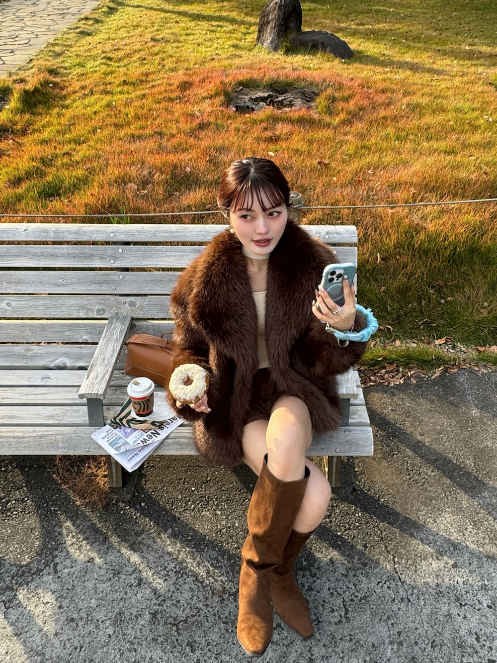 ブラウン系のその他アウター、ブラウン系のブーツ、ブラウン系のショルダーバッグを着用したレディースの秋コーディネートの3枚目の写真