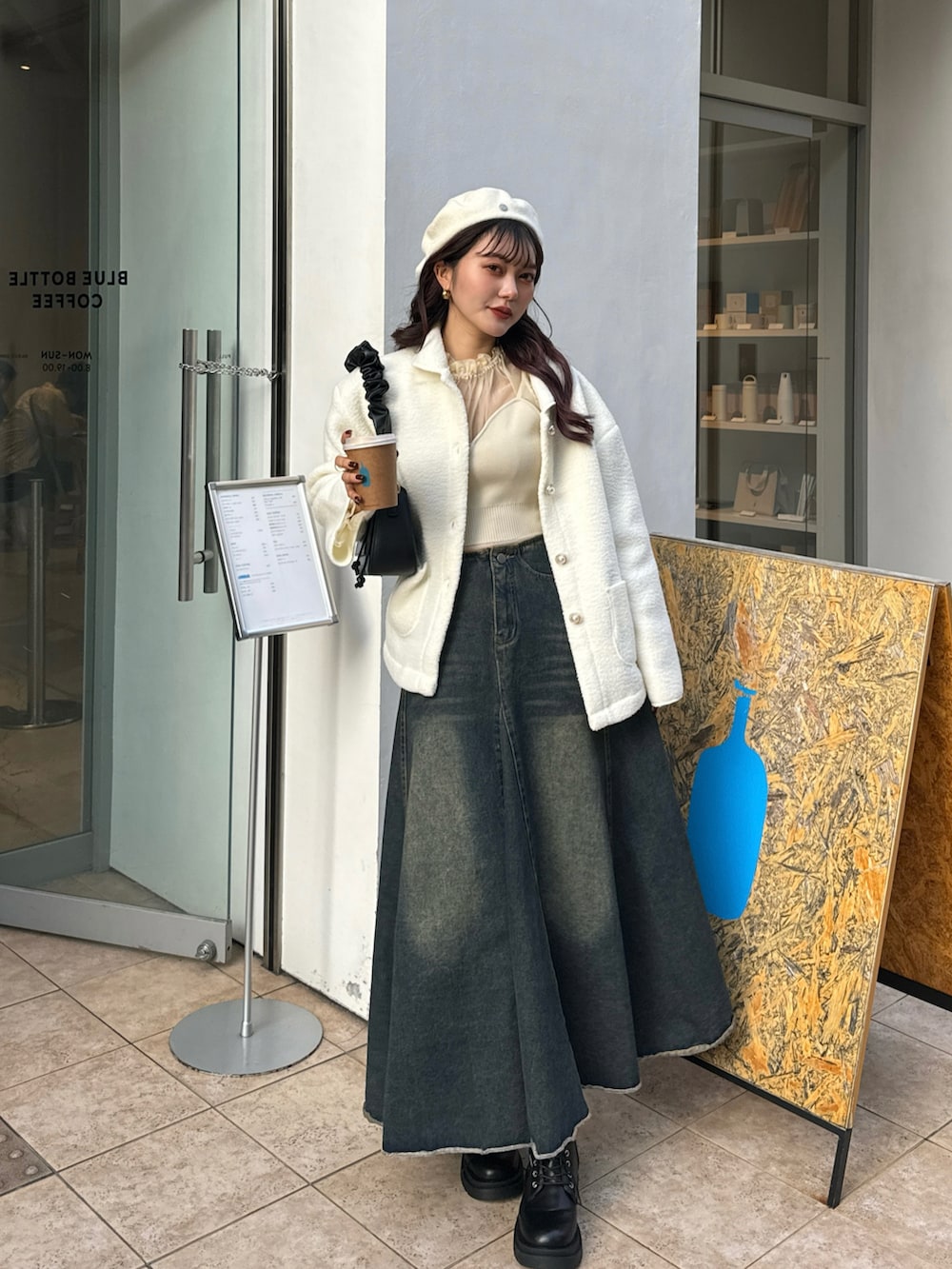 ホワイト系のブルゾンを着用したレディースの秋コーディネートの2枚目の写真