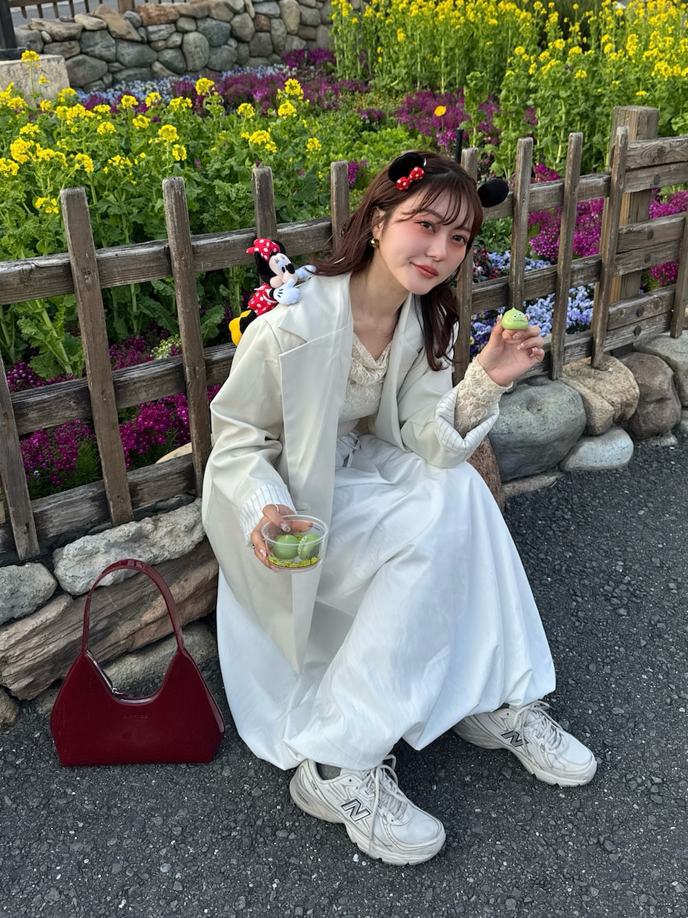 レッド系のハンドバッグ、ホワイト系のTシャツ/カットソー、ホワイト系のスカートを着用したレディースの春コーディネートの4枚目の写真