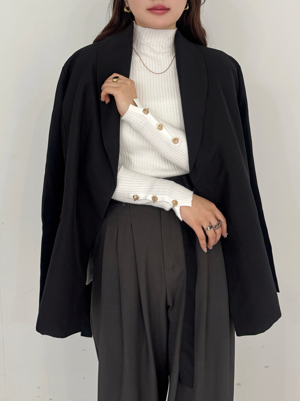 ブラウン系のテーラードジャケット、ホワイト系のTシャツ/カットソー、レッド系のショルダーバッグを着用したレディースの春コーディネートの3枚目の写真