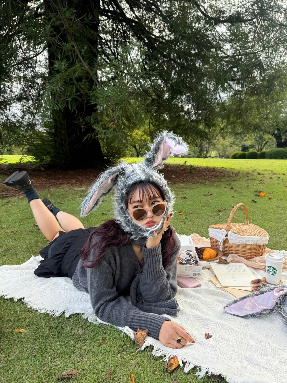 グレー系のニット/セーターを着用したレディースの秋コーディネートの4枚目の写真