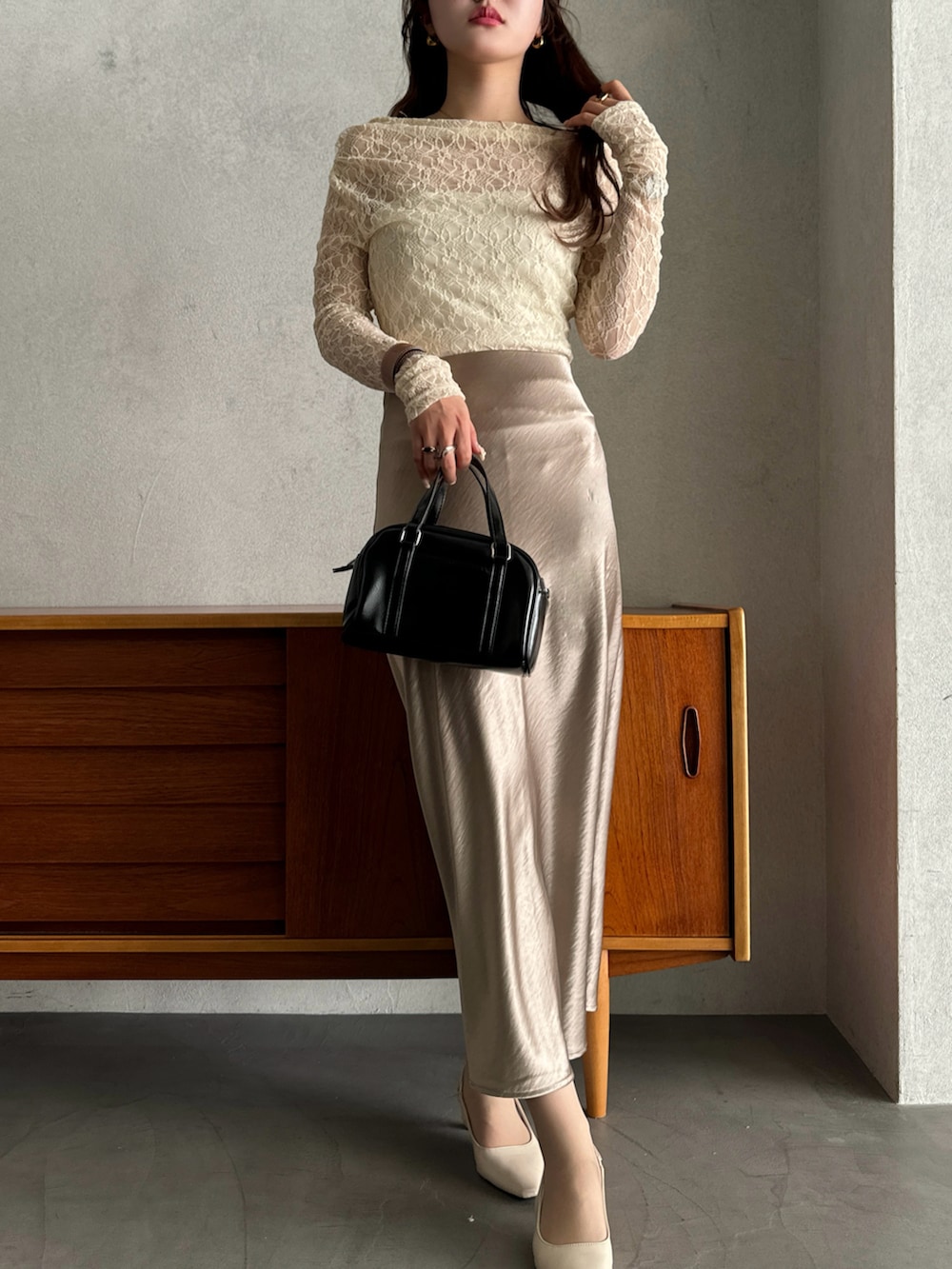 ホワイト系のTシャツ/カットソーを着用したレディースの春コーディネートの2枚目の写真