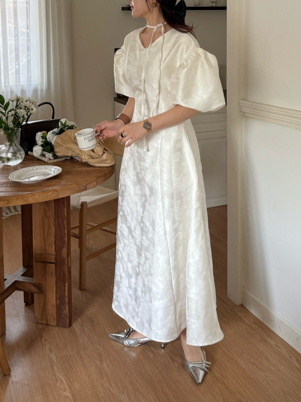 ホワイト系のワンピースを着用したレディースの春コーディネートの3枚目の写真