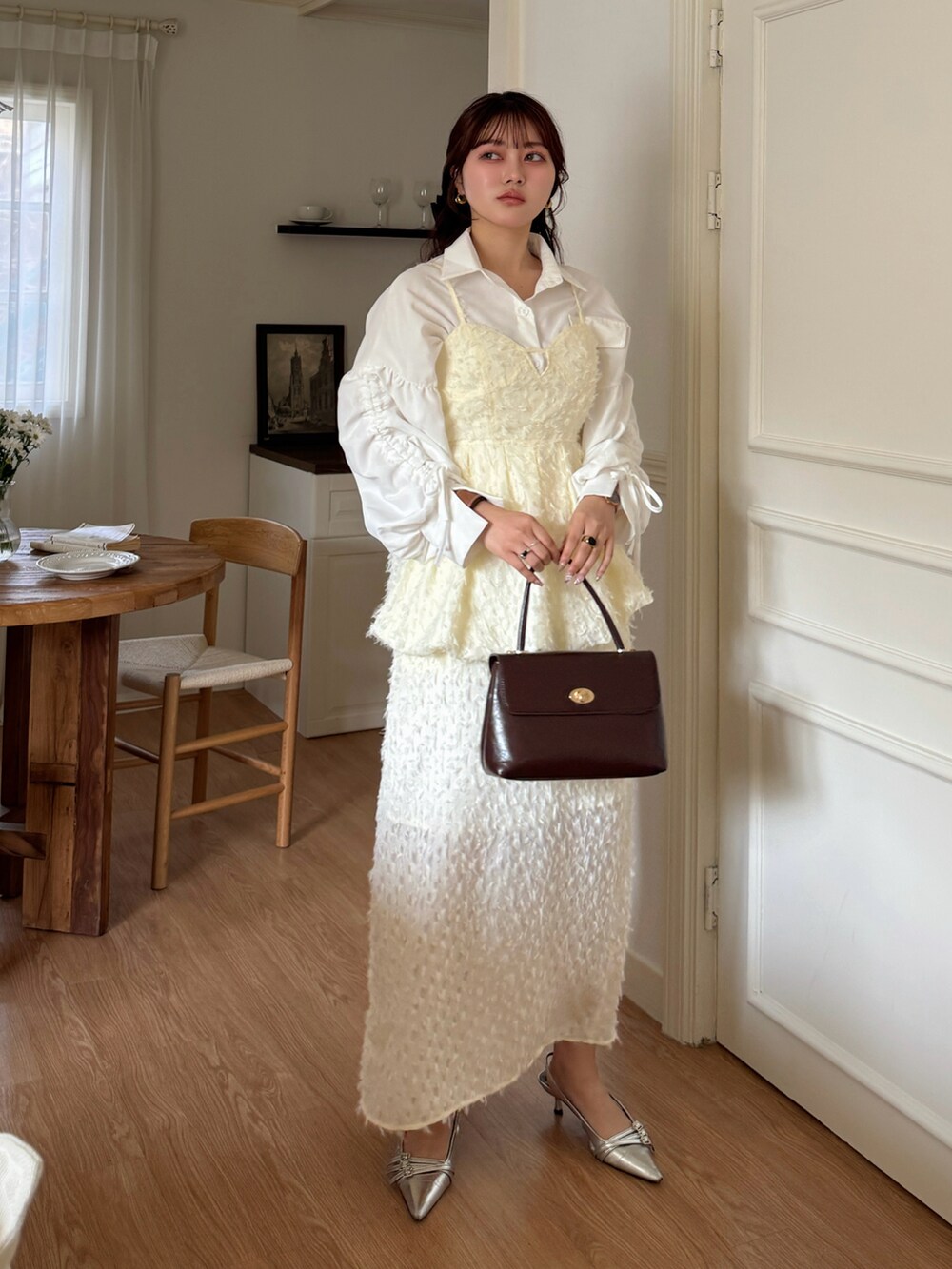 ホワイト系のスカート、ホワイト系のシャツ/ブラウス、ホワイト系のTシャツ/カットソーを着用したレディースの春コーディネートの2枚目の写真