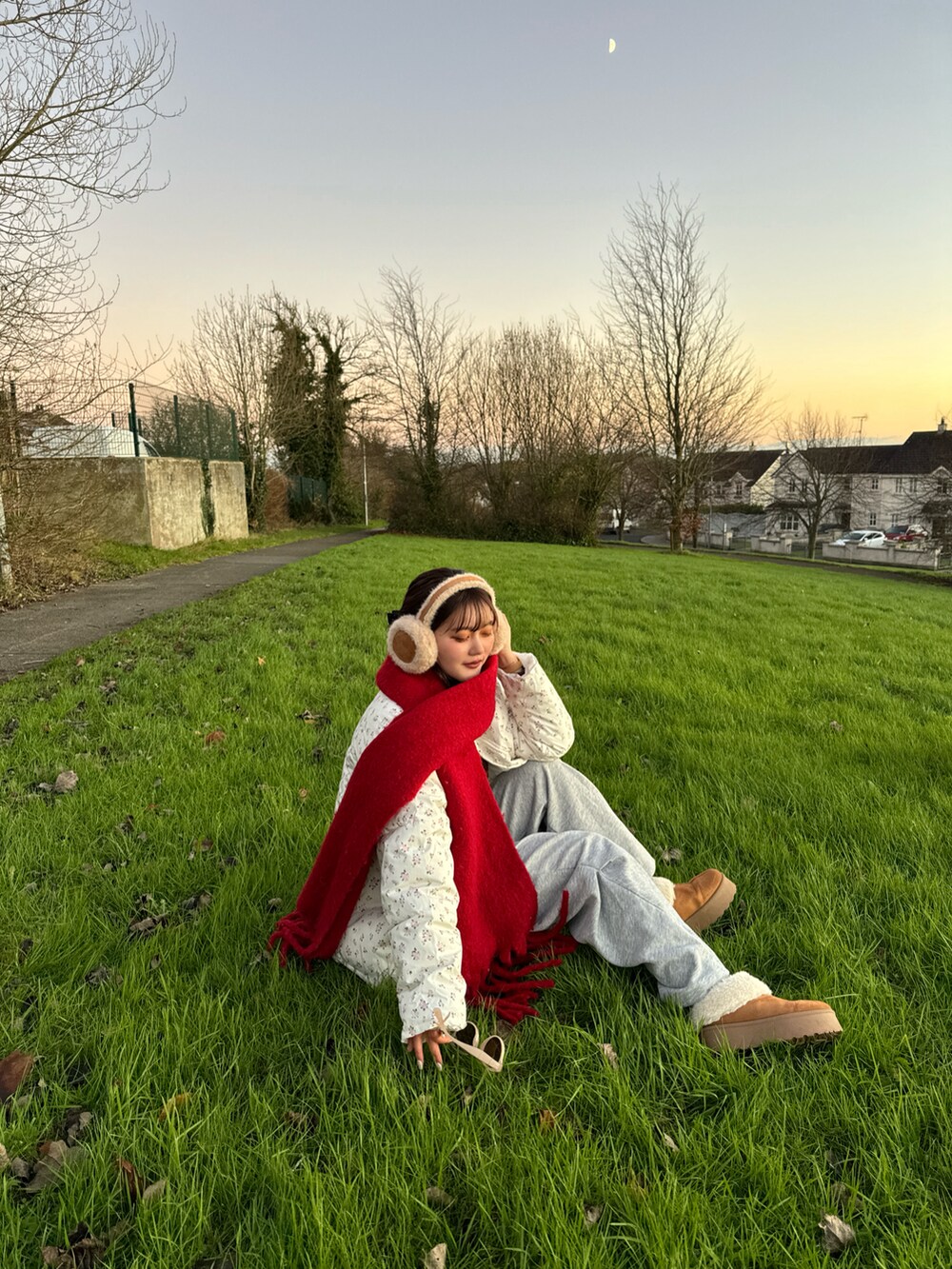 その他のダウンジャケット/コート、グレー系のスウェットパンツ、レッド系のマフラーを着用したレディースの冬コーディネートの5枚目の写真