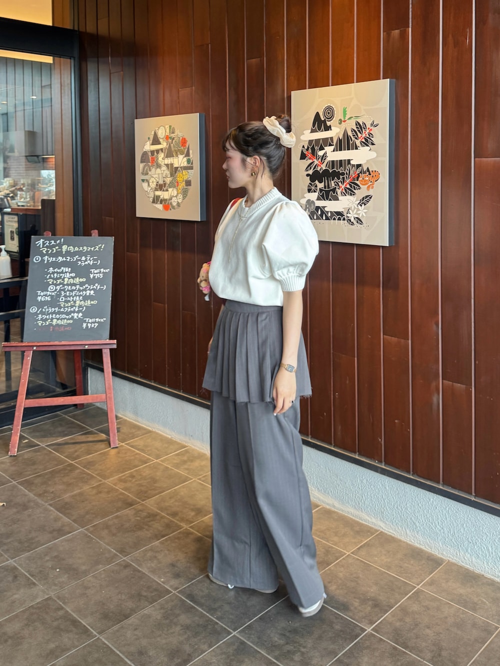 ホワイト系のスニーカー、グレー系のその他パンツ、ホワイト系のTシャツ/カットソーを着用したレディースの夏コーディネートの5枚目の写真