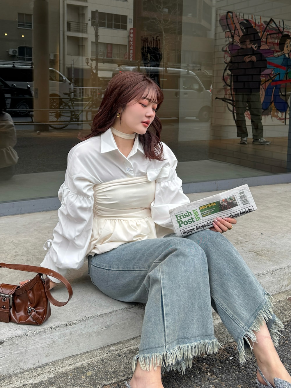 シルバー系のパンプスを着用したレディースの夏コーディネートの2枚目の写真