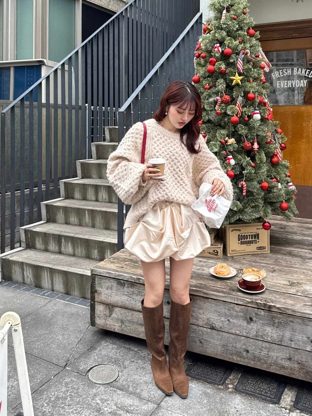 ホワイト系のスカート、ピンク系のニット/セーター、ブラウン系のブーツを着用したレディースの秋コーディネートの3枚目の写真