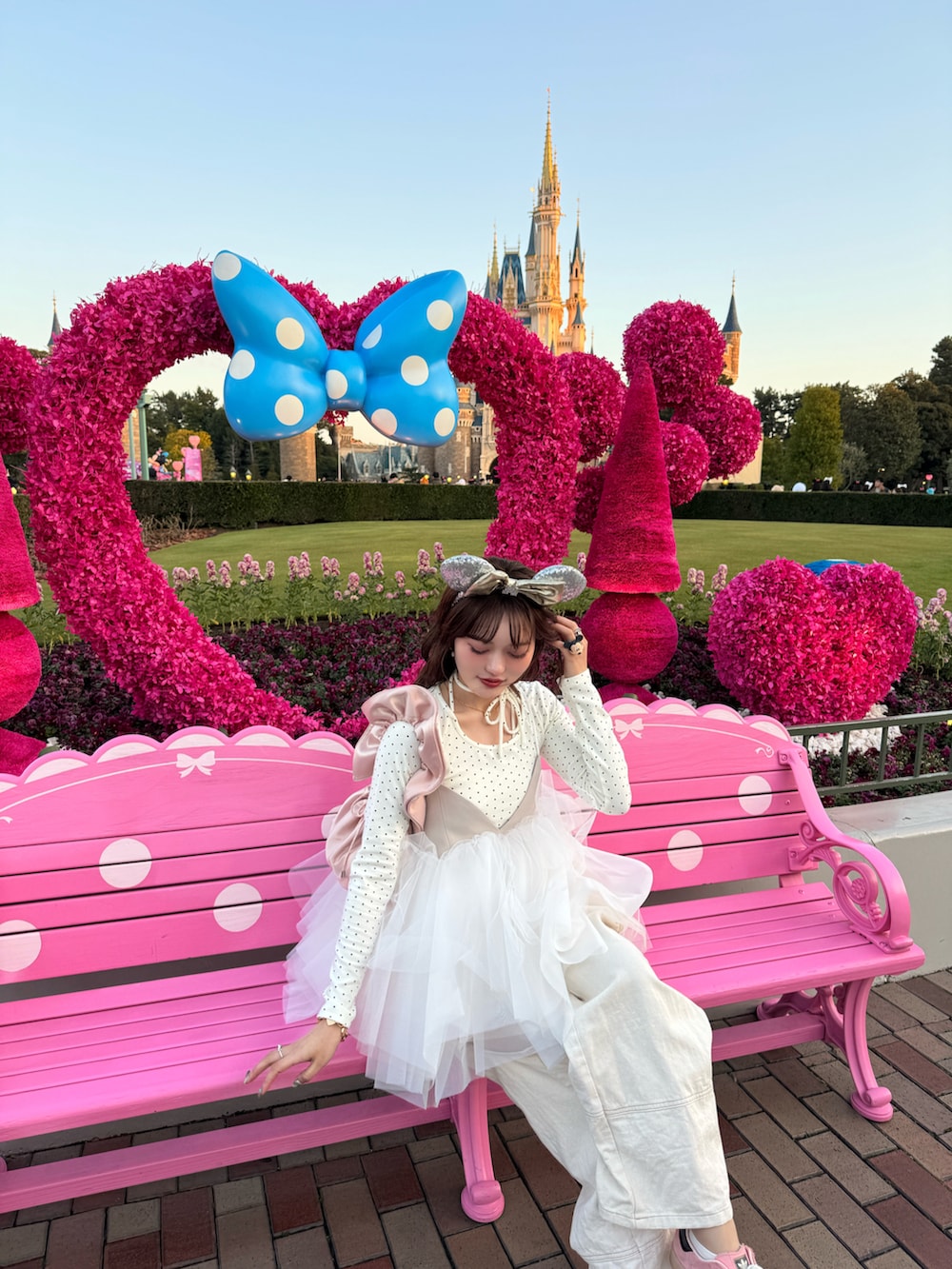 ホワイト系のTシャツ/カットソー、ベージュ系のキャミソール、ホワイト系のデニムパンツを着用したレディースの冬コーディネートの4枚目の写真