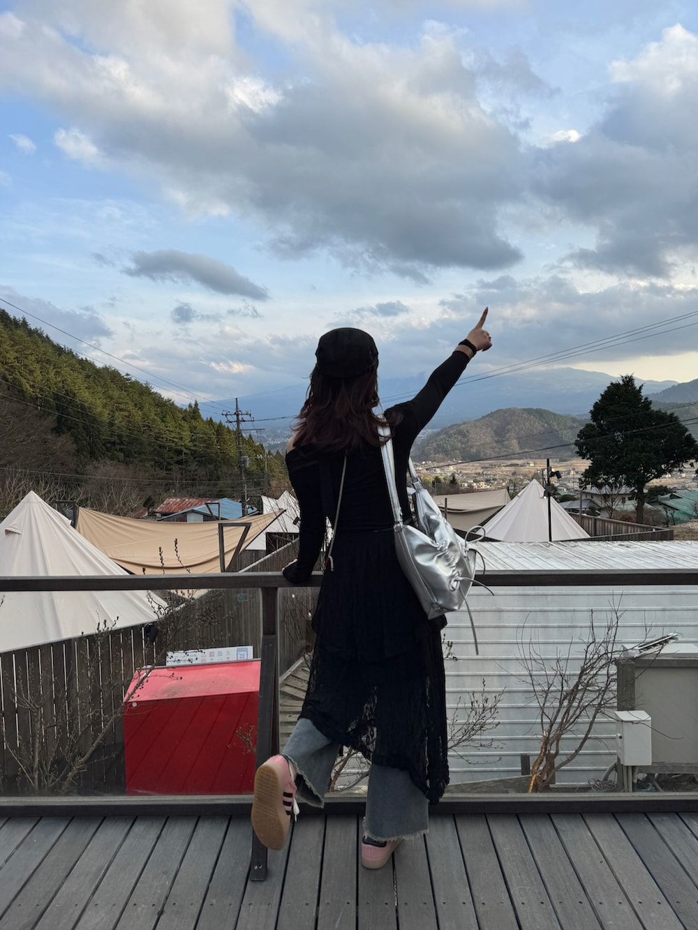 ブラック系のスカート、ブルー系のデニムパンツ、ブラック系のTシャツ/カットソーを着用したレディースの春コーディネートの3枚目の写真