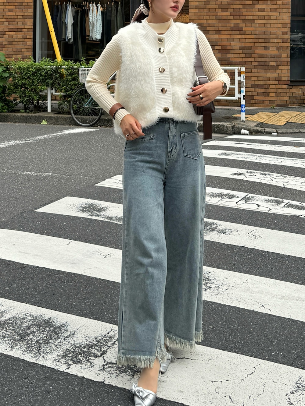 ベージュ系のニット/セーター、ベージュ系のベストを着用したレディースの秋コーディネートの3枚目の写真