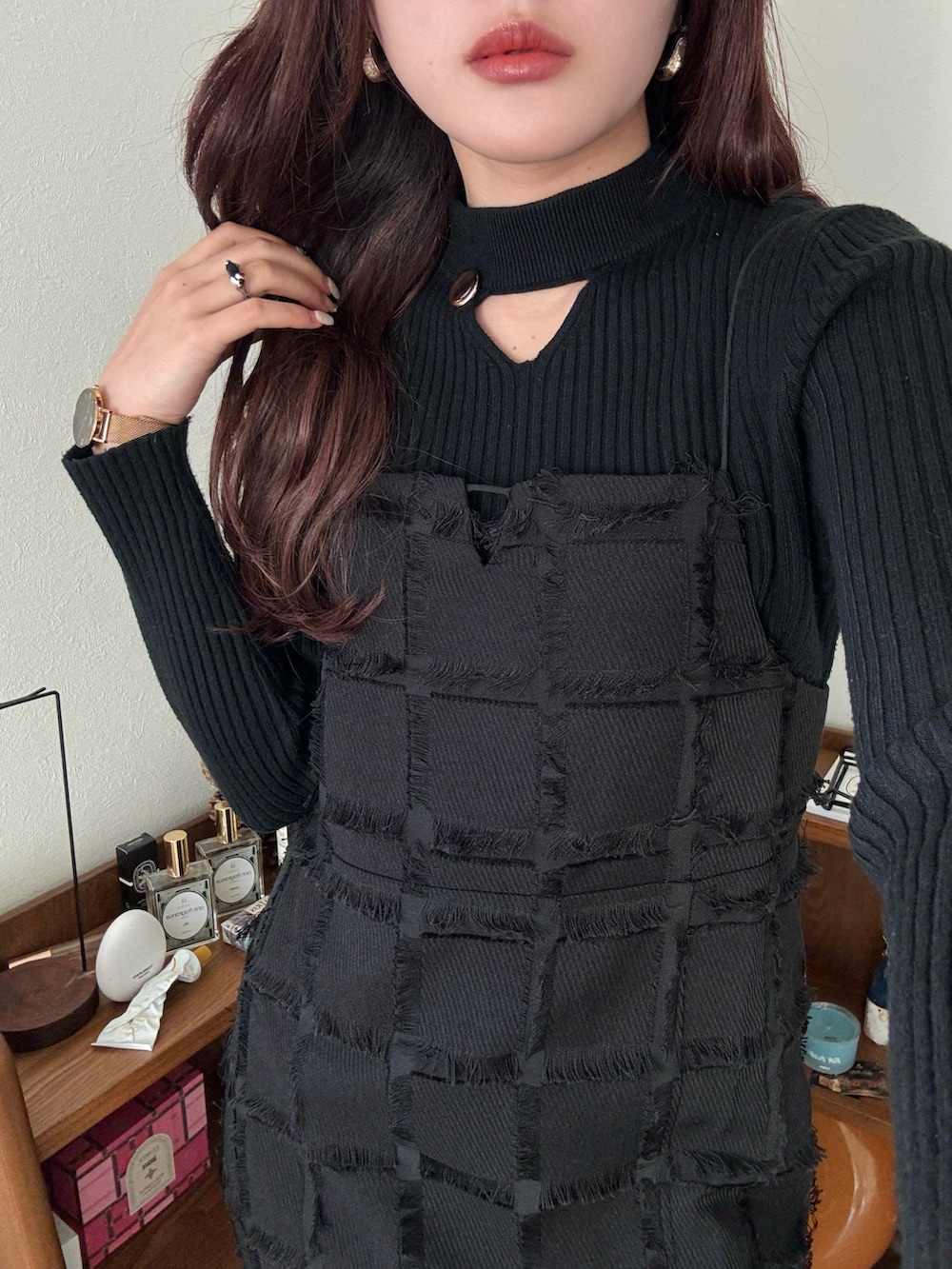 ブラック系のニット/セーターを着用したレディースの冬コーディネートの2枚目の写真