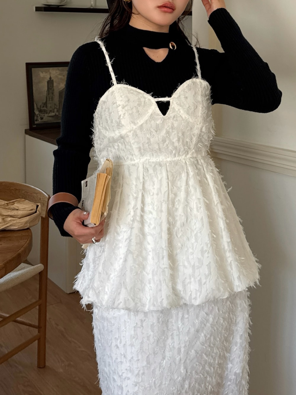 ホワイト系のTシャツ/カットソー、ホワイト系のスカート、ベージュ系のハンドバッグを着用したレディースの春コーディネートの2枚目の写真