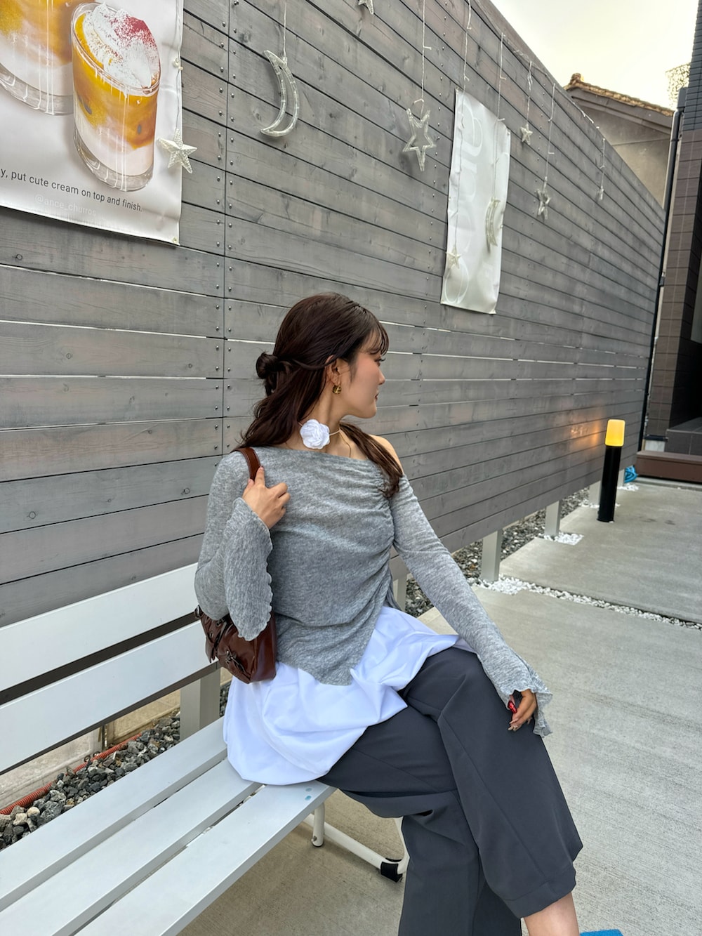 グレー系のTシャツ/カットソー、ホワイト系のスカート、ホワイト系のファッション雑貨を着用したレディースの冬コーディネートの3枚目の写真