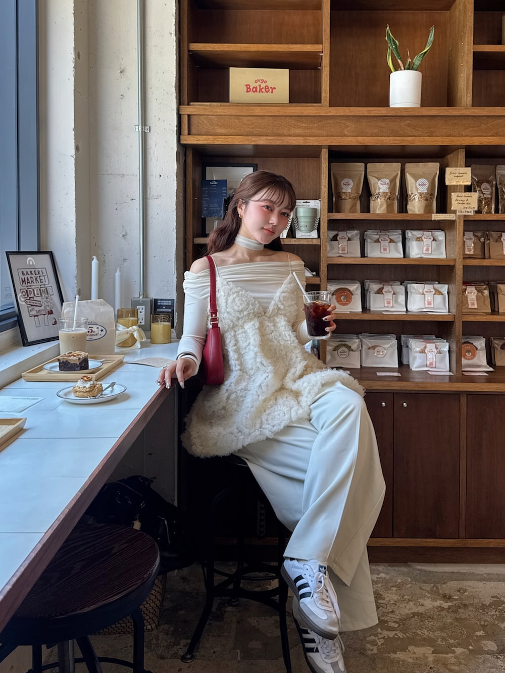 ホワイト系のスニーカー、ホワイト系のドレス、ホワイト系のTシャツ/カットソーを着用したレディースの春コーディネートの5枚目の写真