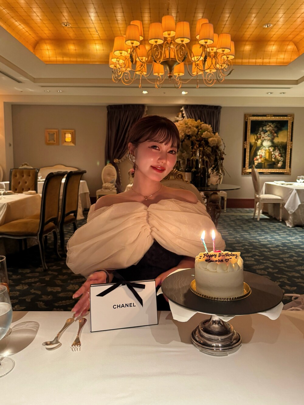 ホワイト系のシャツ/ブラウス、ブラック系のパンプスを着用したレディースの夏コーディネートの4枚目の写真